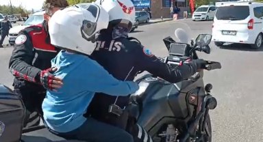 Bingöl'de sınav öncesi kimliğini unutan öğrencilerin imdadına polis ekipleri yetişti