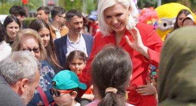 Binlerce çocuk 23 Nisan coşkusunu şenlikte yaşadı