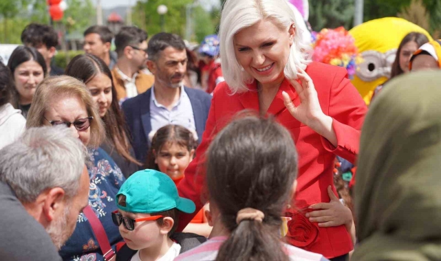 Binlerce çocuk 23 Nisan coşkusunu şenlikte yaşadı