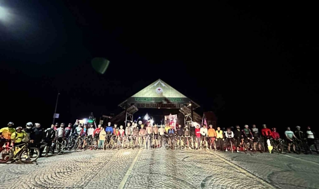 Bisiklet tutkunları iftar sonrası Uludağ'a pedal çevirdi