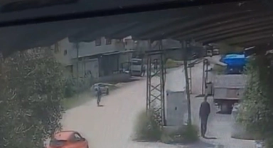 Bisiklete çarpmamak için yayaya çarptı