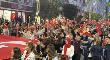 Bolu'da 23 Nisan Ulusal Egemenlik ve Çocuk Bayramı fener alayıyla kutlandı