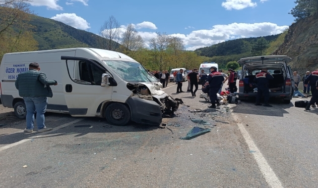 Bolu'da iki panelvan çarpıştı, 3'ü ağır 15 kişi yaralandı