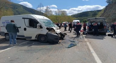 Bolu'da iki panelvan çarpıştı, 3'ü ağır 15 kişi yaralandı
