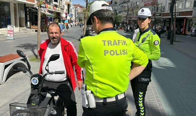 Bolu'da trafiğe kapalı caddeyi kullanan motosiklet sürücüleri denetlendi