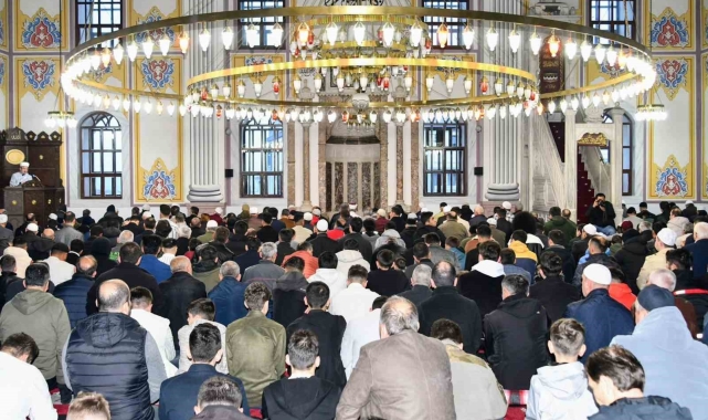 Bolu'da bayram namazında vatandaşlar camilere akın etti