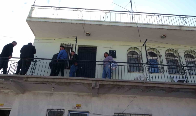 Boşanma aşamasındaki eski polis bıçakla kendini eve kapattı, ekipler alarma geçti