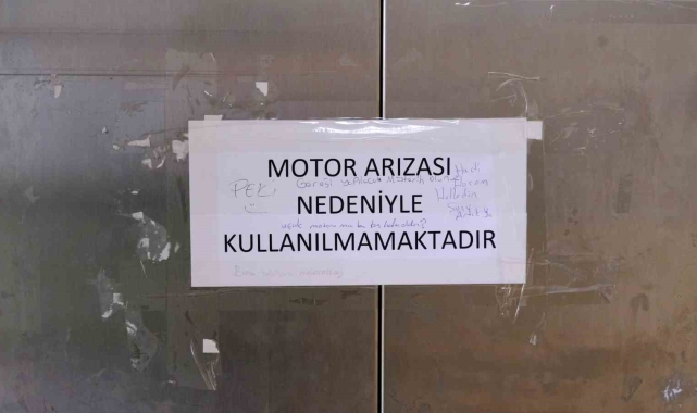 Bozulan asansörün üzerindeki kağıtta geçen komik diyalog dikkat çekti