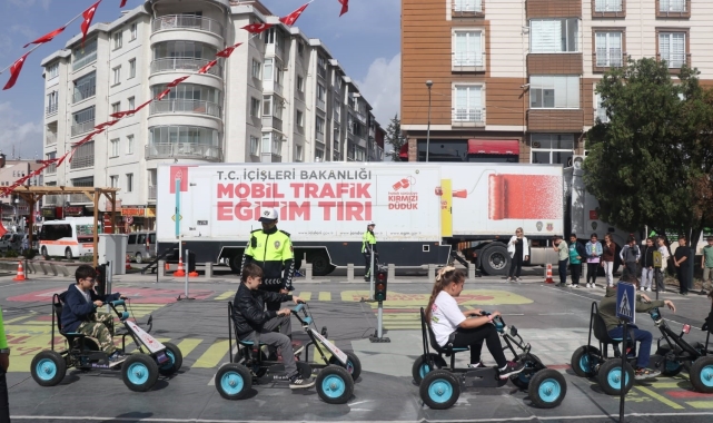 Bozüyük'te 'Mobil Trafik Eğitim Tırı'nda öğrencilere eğitim verildi