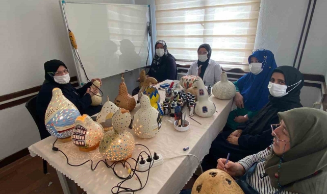 Bu kursta İnebolu'nun aşı boyalı evlerini su kabaklarına işliyorlar