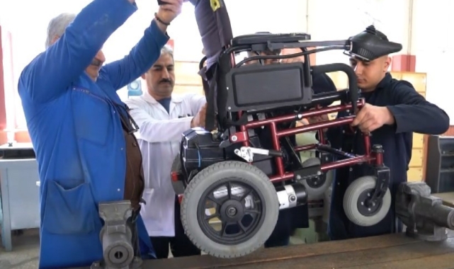 Bu lise fabrika gibi çalışıyor