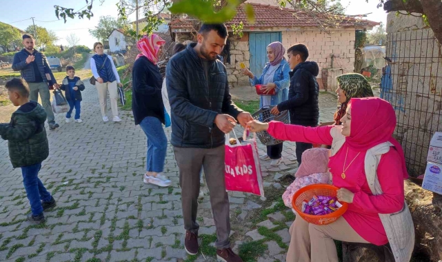 Bu mahallenin genci yaşlısı bayram şekeri topluyor
