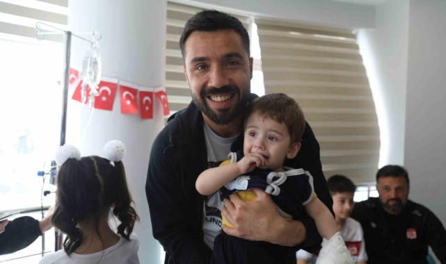 Bülent Uygun ve futbolculardan çocuklara anlamlı ziyaret