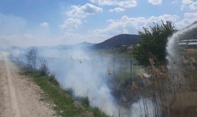 Burdur'da çıkan sazlık yangını itfaiyenin hızlı müdahalesi ile söndürüldü