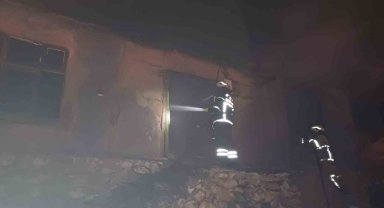 Burdur'da çıkan yangında metruk ev alevlere teslim oldu