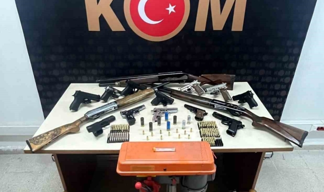 Burdur'da kaçakçılık operasyonunda çok sayıda silah ele geçirildi