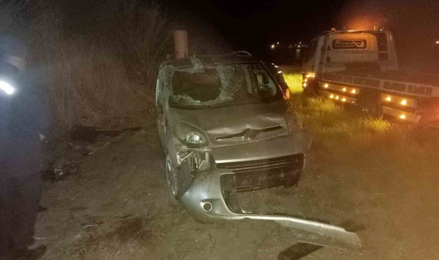 Burdur'da kontrolden çıkan ticari araç şarampole devrildi, 1'i ağır 4 yaralı