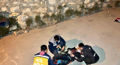 Burdur'da virajı alamayan motosikletli dereye uçarak yaralandı
