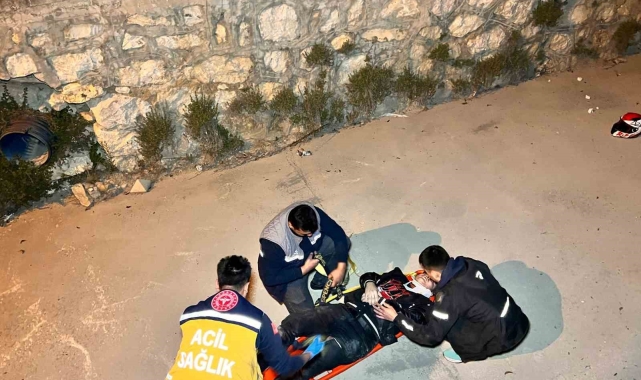 Burdur'da virajı alamayan motosikletli dereye uçarak yaralandı