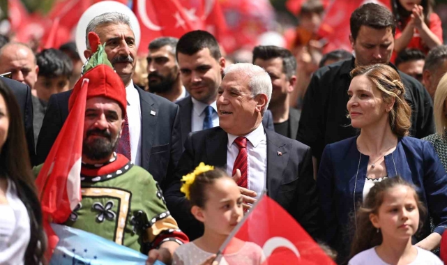 Bursa'da 23 Nisan coşkusu kentin dört bir yanını sardı