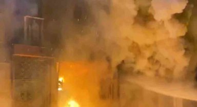 Bursa'da mobilya dükkanında çıkan yangın evlere sıçradı