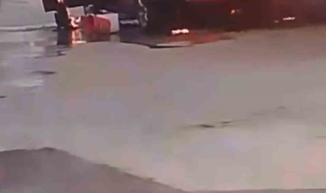Bursa'da park halindeki otomobil alev alev yandı