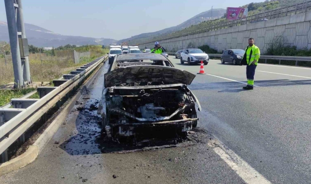 Bursa'da seyir halindeki otomobil alev alev yandı