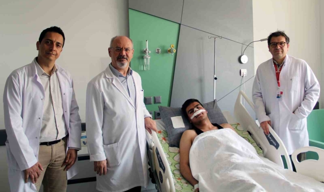 Burun içi sinüs tümörü tanısı konulan genç, operasyonla sağlığına kavuştu