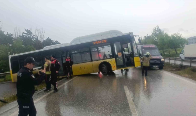 Büyükçekmece'de yağmurda kayan İETT otobüsü bariyerlere çarptı