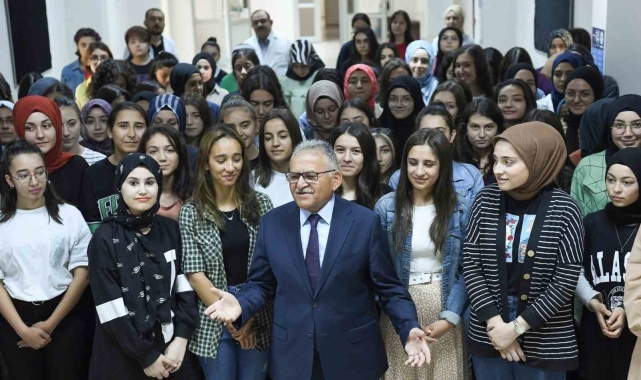 Büyükşehir'den 7 bin öğrenciye ulaşım kartı