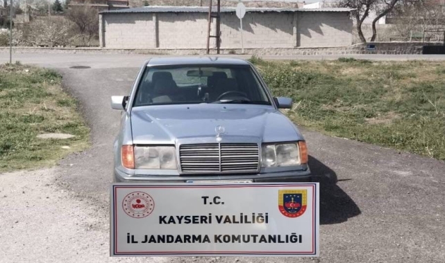 Çalıntı otomobilden uyuşturucu ele geçirildi: 2 gözaltı