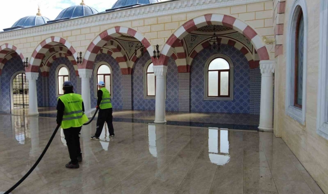 Cami çevresi ve duraklarda bayram temizliği