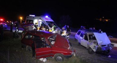 Çanakkale'de iki otomobil kafa kafaya çarpıştı: 8 yaralı