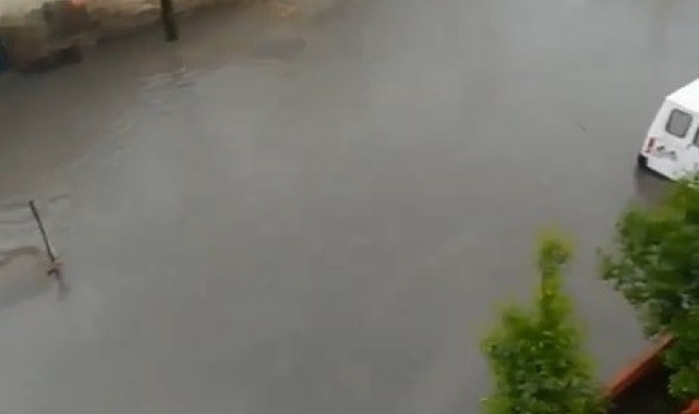 Çanakkale&#039;de sağanak yağış hayatı olumsuz etkiledi