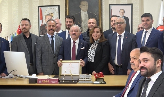 Çankırı Belediye Başkanı İsmail Hakkı Esen mazbatasını aldı