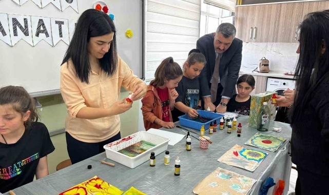 Çiçekdağı ilçesinde çocuklar, ebru sanatıyla tanıştı