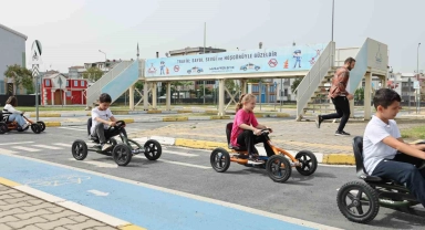 Çocuklar direksiyon başına geçti : Trafik kültürü ve bilinci aşılanıyor