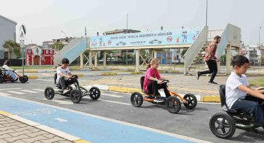 Çocuklar direksiyon başına geçti : Trafik kültürü ve bilinci aşılanıyor