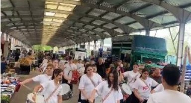 Çocuklar pazaryeri esnafına gösteri sergiledi