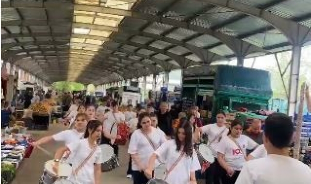 Çocuklar pazaryeri esnafına gösteri sergiledi