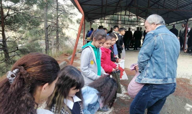 Çocuklara avuç avuç şeker dağıtma geleneği sürüyor