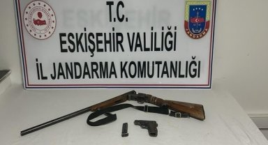 Çok sayıda ruhsatsız silah ve mühimmat ele geçirildi