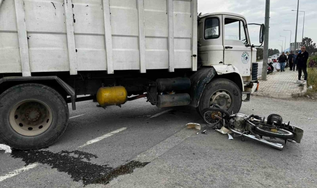 Çöp kamyonu ile motosiklet çarpıştı: 1 ağır yaralı