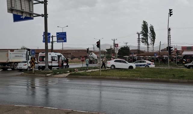Çorum'da hafif ticari araç ile otomobil çarpıştı, 4 kişi yaralandı