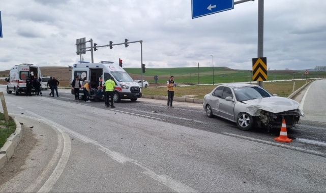 Çorum'da hafif ticari araç ile otomobil çarpıştı, 5 kişi yaralandı
