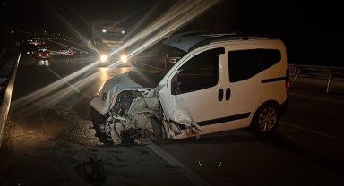 D100'de bariyerlere çarpan hafif ticari aracın sürücüsü yaralandı