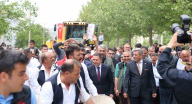 Davul, zurna ve konvoyla hasada uğurlandılar