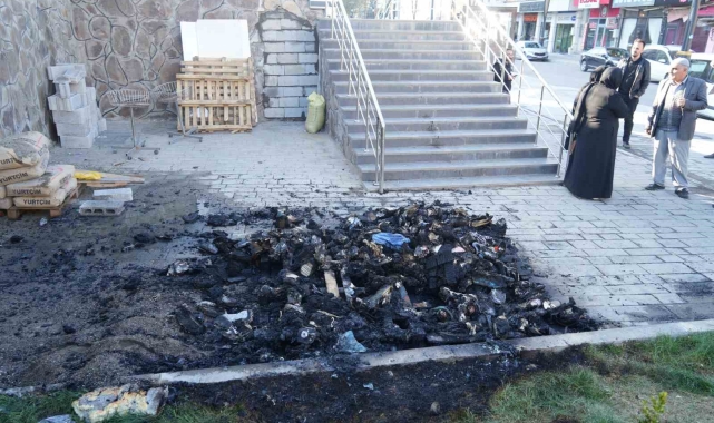 DEM Partili belediyeye tepki gösteren şahıs eşyalarını ateşe verdi
