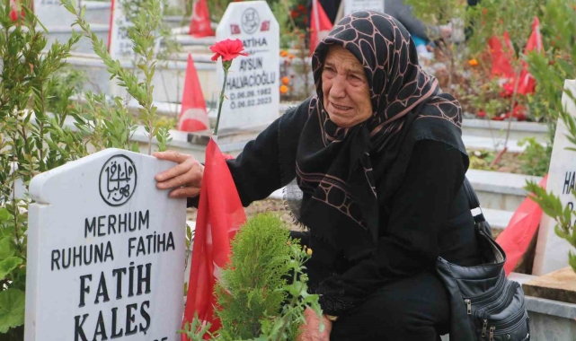 Deprem mezarlığında hüzünlü bayram