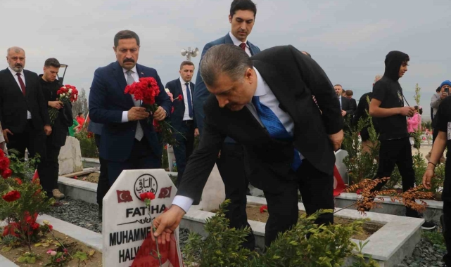 Deprem mezarlığında vatandaşlara başsağlığı dileyen Sağlık Bakanı Koca, "Dün buradaydık, bu gün buradayız ve yarında Hatay'ımızda olacağız"
